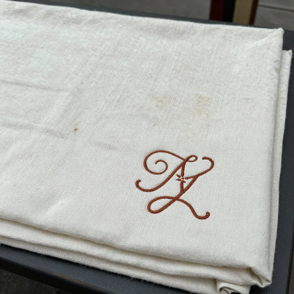Drap brodé monogrammé - Lin épais, initiales brodées